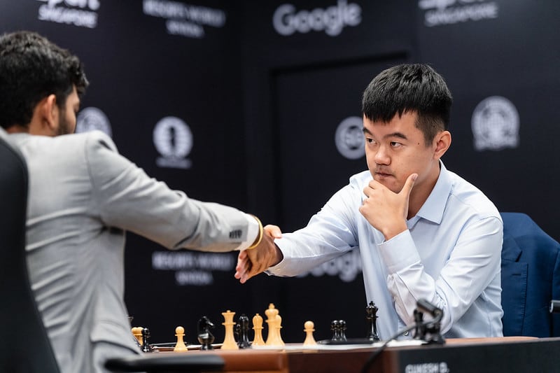 Ding renace, brilla y tumba a Gukesh con negras en el primer asalto del Mundial de ajedrez