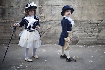 Dos niños disfrazados celebran la festividad de Purin en el barrio ultraortodoxo Mea Shearim de Jerusalén, el 2 de marzo.
