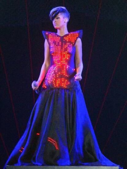Rihanna durante una actuación con el vestido futurista de luces LED diseñado por Moritz Waldemeyer.