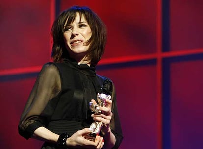 La actriz británica Sally Hawkins, tras recoger el premio a la mejor interpretación femenina.