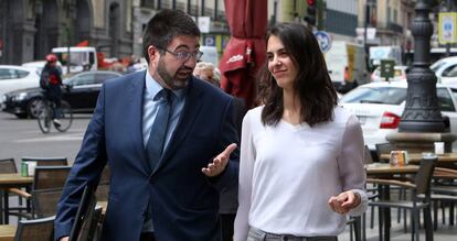 Carlos Sanchez Mato con Rita Maestre en Madrid.