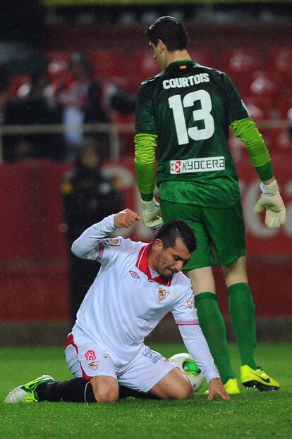 El jugador de Sevilla Gary Medel se lamenta.