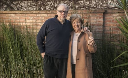 El escritor argentino Jorge Fernández Díaz con su madre.