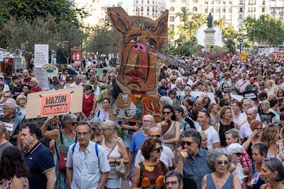 La manifestación, justo en el momento de partir desde la plaza del Ayuntamiento de Valencia.