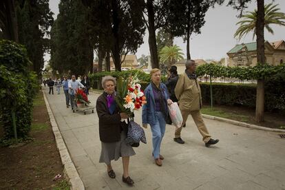 Visitantes del cementerio en el día de Todos los Santos.