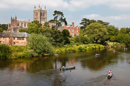 Varios kayaks navegando por el río Wye, junto a la catedral de Hereford.e