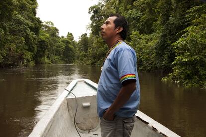 Manuel Coquinche, coordinador del proyecto de turismo comunitario Yaku Warmi, en la comuna de Martinica, observa la flora y fauna que rodea al río Cocaya. Para algunas comunidades aledañas al Parque Nacional Yasuní, el ecoturismo supone una alternativa a la explotación petrolera.