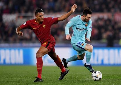 Messi gana el balón al jugador de la Roma Juan Jesús.