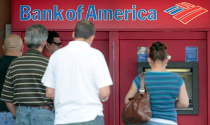 Clientes de Bank of America hacen cola en un cajero para sacar dinero.