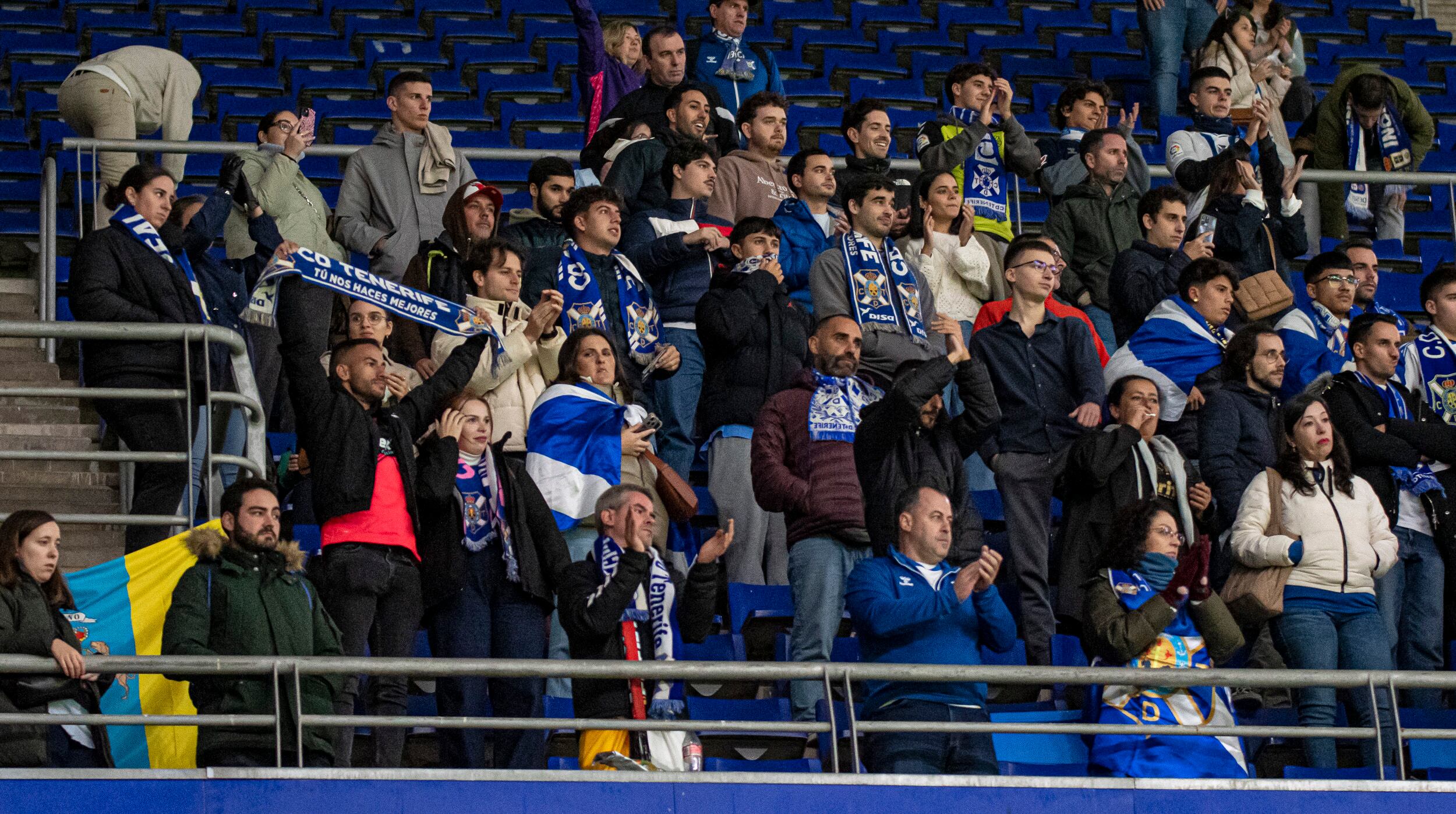 Aficionados del CD Tenerife animan a su equipo.