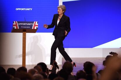 Theresa May, bailando, se dispone a dar su discurso durante el cierre del congreso del Partido Conservador.