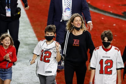 Gisele Bündchen junto a Vivian, Benjamin y Jack Brady, en la Super Bowl de 2021.