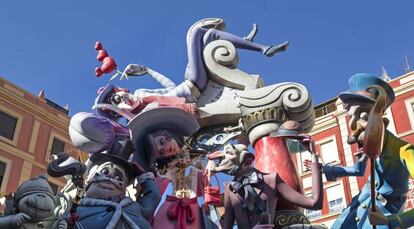 Figuras del remate de la falla Cuba-Literato Azorín han caído sobre el resto del monumento.