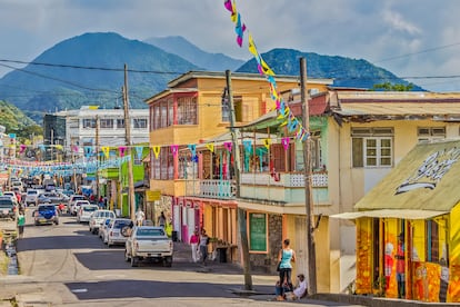 Dominica. Es una de las islas más desconocidas y menos visitada del Caribe, pero ahora American Airlines ha abierto nuevos vuelos desde Miami (EE UU) y se han inaugurado nuevos 'resorts' de lujo. Probablemente sea luna de las islas más intactas del Caribe y, por tanto, una oportunidad de descubrir un estilo de vida que implica una conexión especial con la naturaleza. La población se dedica todavía a la agricultura y a la pesca y esto se traduce en una cocina fresca y saludable. Dominica es también una isla termal: nueve volcanes han creado una gran actividad geotermal y muchas fuentes termales que se pueden disfrutar recorriendo alguna de las rutas de senderismo que surcan la isla. Todo un respiro. Pese a su reducido tamaño, presume de tener 365 ríos, de los cuales el más famoso es el río Indio. Existe un pase de ecoturismo para visitar los principales sitios de interés de la isla, que permite hacer visitas ilimitadas a los puntos de interés. Los barqueros fluviales hacen que los viajeros se relajen navegando mientras aprecian la fauna y la flora de los ríos y los humedales costeros, en un ambiente que parece de película de aventuras. Un sendero emblemático es el Waitukubuli National Trail, de 183,5 kilómetros, con punto final en el parque nacional Cabrits, una pintoresca península. En la costa norte de la isla está la elegante Calibishie y su largo arrecife de coral. Y para terminar, la capital, Roseau, el lugar más animado de Dominica, que se puede completar con la visita a la Poza Esmeralda, una tranquila maravilla en el interior del parque nacional Morne Trois Pitons, declarado patrimonio mundial. 