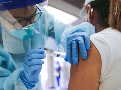 Enfermeiro administra a vacina da gripe em Lakewood, na Califórnia, em outubro.
