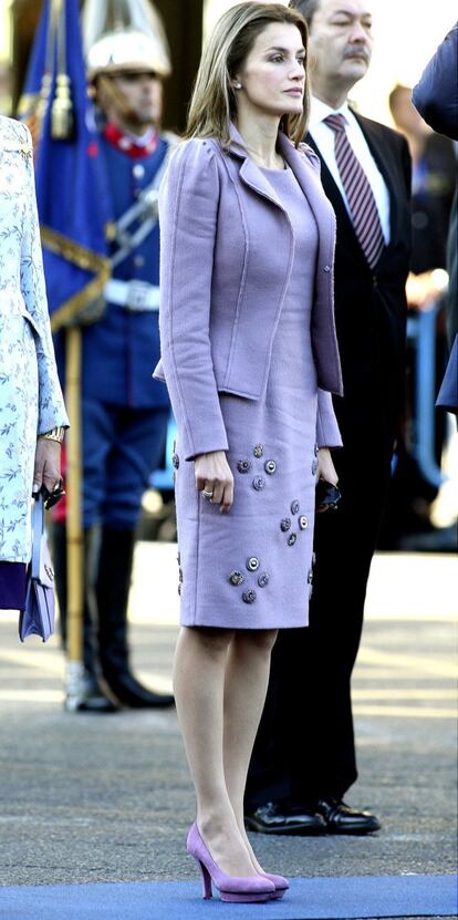 Para el desfile militar de 2009 combinó el color del vestido con la chaqueta y los zapatos, en tonos morados.