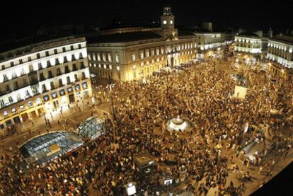 Unos cinco mil indignados se manifestaron anoche en la Puerta del Sol tras una marcha que partió de Atocha y que llegó hasta el Ministerio del Interior.
