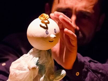 Un títere y su manipulador en la obra 'Kiti Kraft'.