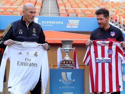 Zinedine Zidane y Diego Pablo Simeone posan con las camisetas de sus respectivos equipos en el estadio King Abdullah de Yeddah.