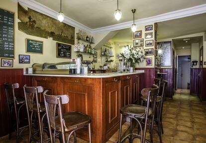 During a visit to Madrid in 2000, U2 used this Malasaña bar for a promotional photo session. During the shoot, bass player Adam Clayton bought a round of croquettes for his band mates, and ever since it has been known as U2’s croquette bar. Opened in 1921 at 37, Calle de la Madera, the night watchmen during the 1940s used to come here for vermouth on tap in the early hours of the morning.