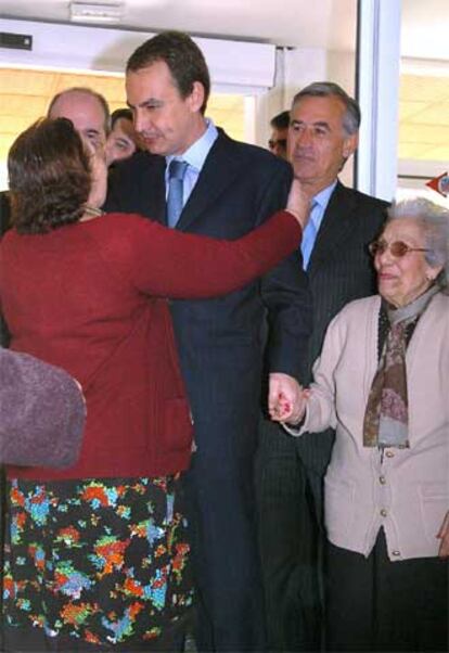 El presidente del Gobierno saluda a una mujer durante la visita a una residencia de ancianos en Sevilla.