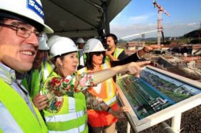 La ministra española de Fomento, Ana Pastor (c), junto a la vicepresidenta ejecutiva de ingeniería de la Autoridad del Canal de Panamá, Ilya de Marotta (d), y el presidente de Sacyr, Manuel Manrique (i), visitan las obras de ampliación del Canal de Panamá.