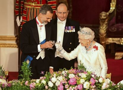 Felipe VI e Isabel II brindan, este miércoles durante el banquete de Estado que la monarca británica ha ofrecido en el palacio de Buckingham. 