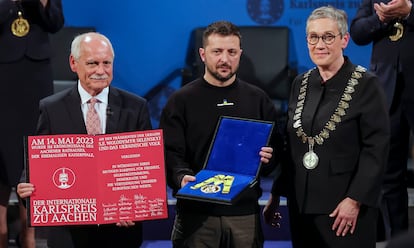 El presidente de Ucrania, Volodímir Zelenski, muestra el premio Carlomagno que le ha sido concedido, el domingo.
