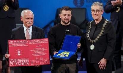 El presidente de Ucrania, Volodímir Zelenski, muestra el premio Carlomagno que le ha sido concedido, el domingo.