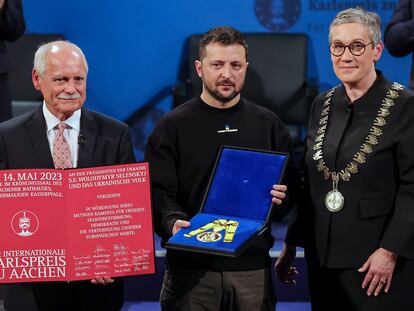 El presidente de Ucrania, Volodímir Zelenski, muestra el premio Carlomagno que le ha sido concedido, el domingo.