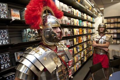 Dos miembros de un grupo de reconstrucción histórica durante una presentación de libros de Scarrow en Barcelona.