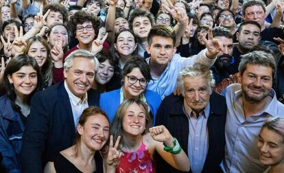 O candidato argentino Alberto Fernández, num ato com o ex-presidente uruguaio José Mujica.