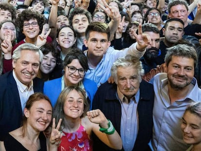 El candidato argentino Alberto Fernández en un acto con el expresidente uruguayo José Mujica.