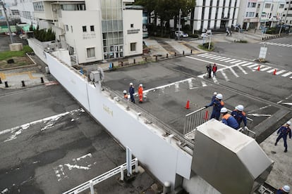 Funcionários do porto de Nagoya fecham os portões quando o tufão Jebi atinge o oeste do Japão.