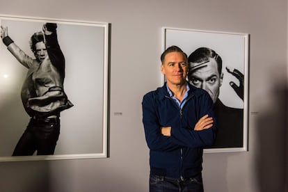 El canadiense cantante, compositor y fotógrafo Bryan Adams posa en frente a los retratos del cantante británico Micke Jagger (i) y el actor estadounidense Michael Shannon (d) durante la inauguración de su exposición.