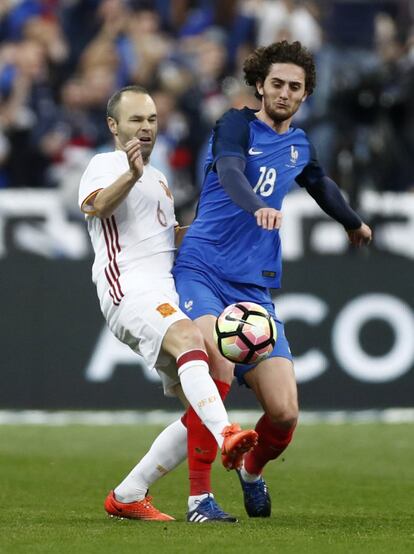 Andrés Iniesta (izquierda) pelea junto con Adrien Rabiot por el balón.