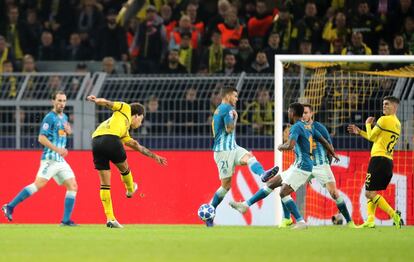 El jugador del Borussia, Axel Witsel, chuta para anotar el primer gol para el equipo alemán.