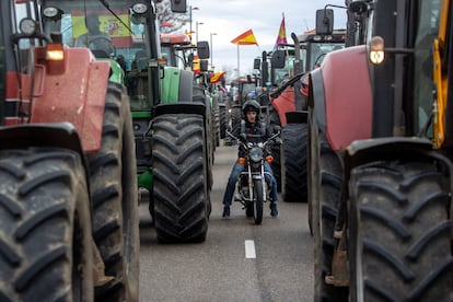 Tractores a su paso por Toledo capital, donde han llegado procedentes de distintos puntos de la provincia, el 9 de febrero. 