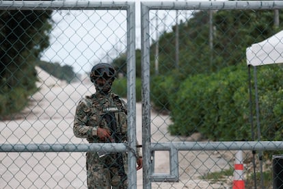 Un elemento de la Marina mexicana hace guardia al interior del predio de la empresa Vulcan Materials, el 20 de marzo de 2023 en Playa del Carmen.