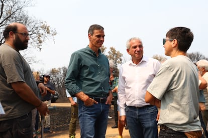 El presidente del Gobierno, Pedro Sánchez, conversa con varios vecinos durante su visita a la zona afectada por el incendio en Molezuelas de la Carballeda (Zamora), este martes. 
