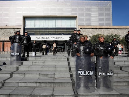 Policías fuera de la Asamblea Nacional, en Quito, tras la disolución del Parlamento en Ecuador.