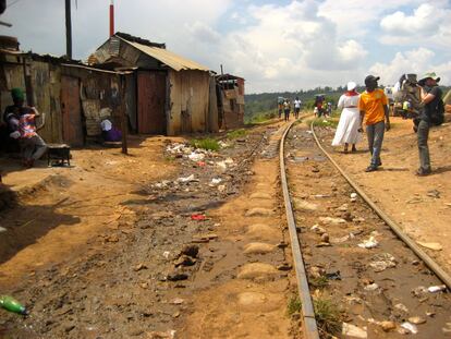 La línea de tren Kenia-Uganda es un parada ineludible de las visitas turísticas al suburbio de Kibera, en Nairobi.