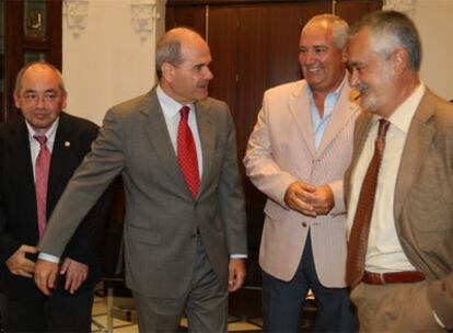 De izquierda a derecha, Pastrana, Chaves, Carbonero y Griñán, antes de la reunión de ayer en Sevilla.