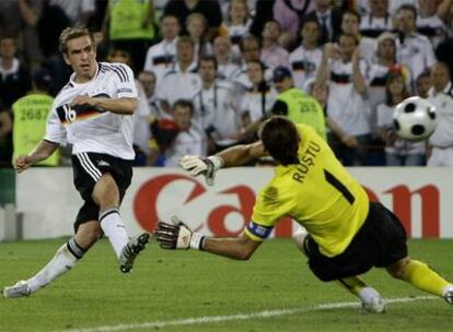 Lahm anota el tercer gol de Alemania, que deshacía el empate a dos y otorgaba a su selección el pase a la final.