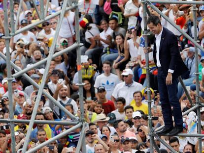 Al terminar su discurso, Juan Guaidó trepó por una estructura para poder saludar a los manifestantes.