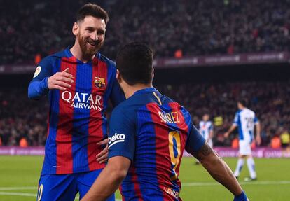 Suárez celebra con Messi un gol al Espanyol