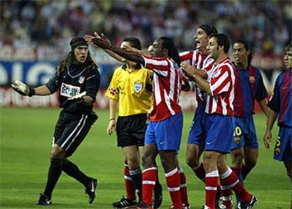 Los jugadores del Atlético, con Burgos en cabeza, protestan al árbitro por el gol anulado en el partido de ayer.