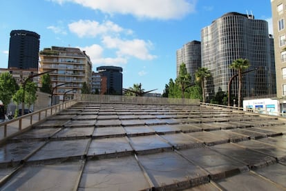 Vista de algunos de los edificios más interesantes de Le Corts: la sede de la Caixa (Diagonal, 621-629), dos atalayas negras y geométricas que Francisco Mitjans y José Antonio Coderch construyeron en 1974 (a la izquierda de la imagen), y las inconfundibles ondas de las Torres Trade (a la derecha).