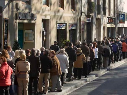 Cola de unos 50 metros para comprar lotería en Barcelona.