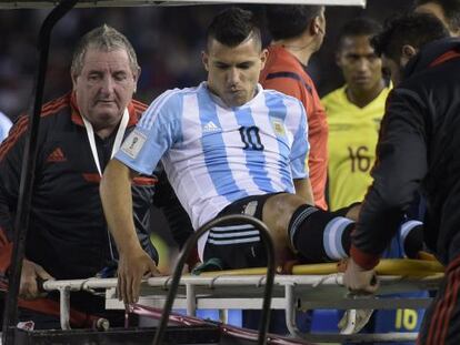 Sergio Agüero se retira lesionado en el comienzo del partido este jueves en Buenos Aires contra Ecuador.